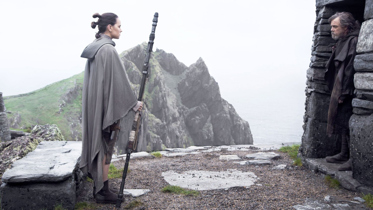 STAR WARS: THE LAST JEDI, (aka STAR WARS: EPISODE VIII - THE LAST JEDI), from left: Daisy Ridley, Mark Hamill, 2017. (Skellig Michael, County Kerry, Ireland)