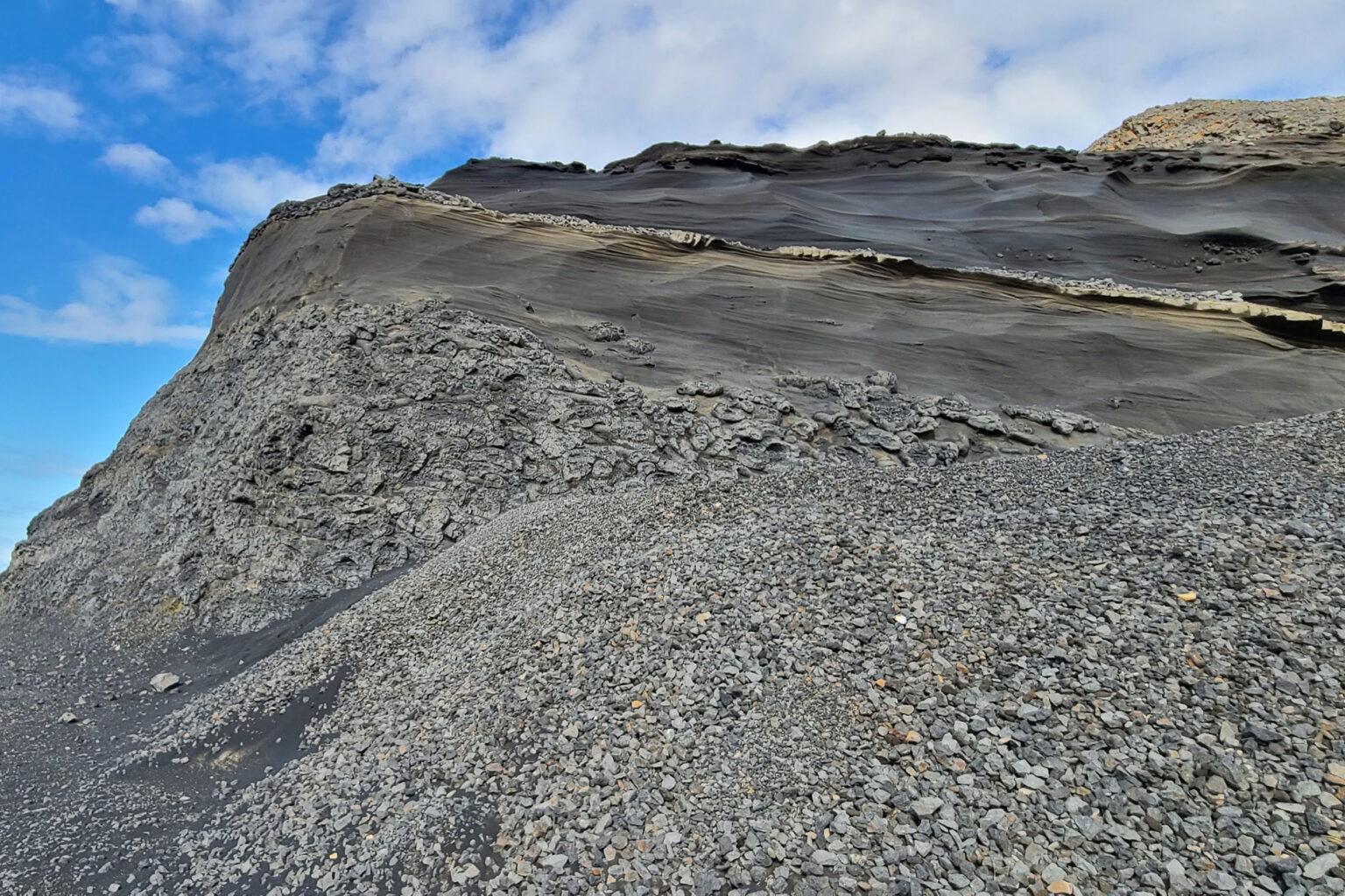 X-raying rocks reveals their carbon-storing capacity | MIT News X-raying rocks reveals their carbon-storing capacity | MIT News