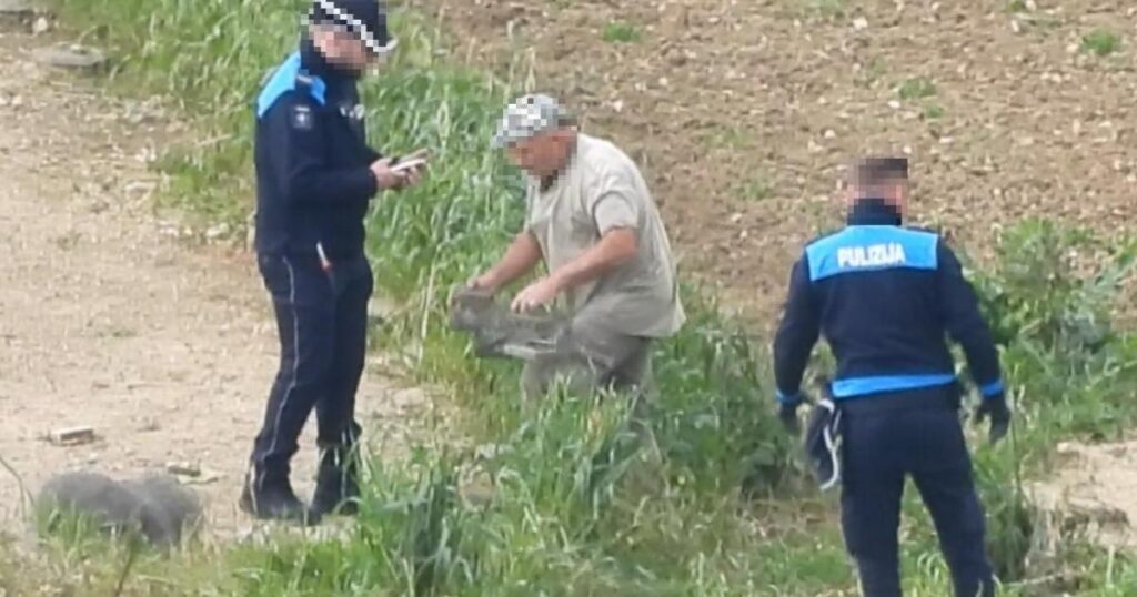 [ToM] - Trapper filmed crushing a protected bird under his boot