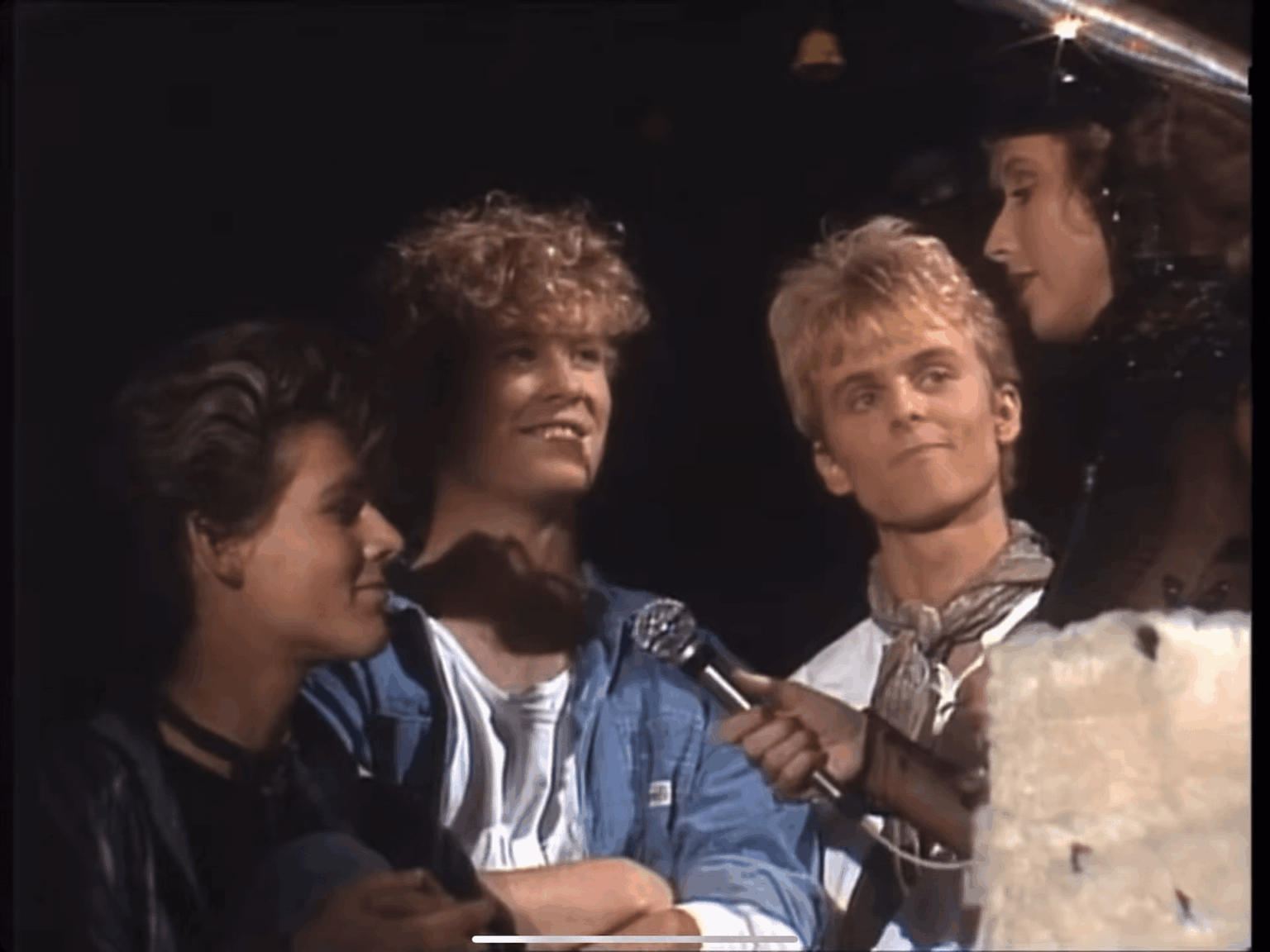 A-Ha singing "Take on Me" live on Lørdagssirkus(1984)...Upon release, the song flopped in Europe...but Warner Bros VP in London saw Morten Harket sing and said, "This kid is as beautiful as Elvis with Roy Orbison's voice." WB re-produced the song...Harket's vocal range: 2 1/2 octaves in chorus🔥🔥🔥