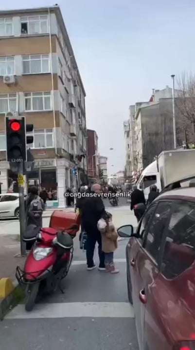 NSFW | In Fatih, Istanbul, a woman was shot and killed in the middle of the street by her husband, with whom she was in the process of divorcing.