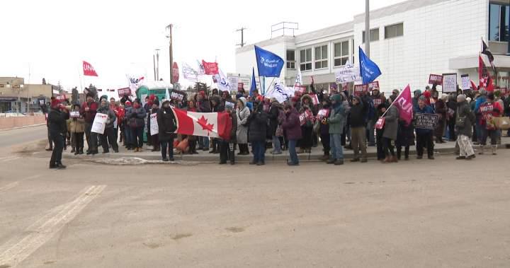 Protesters fear ‘American-style’ 2-tiered health care in Canada