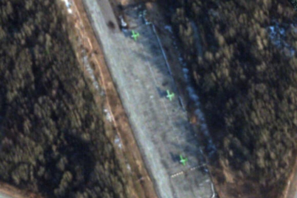 Bloggers and Ukrainian media claim that Putin is preparing to invade Estonia. Satellite images show they are bluffing
