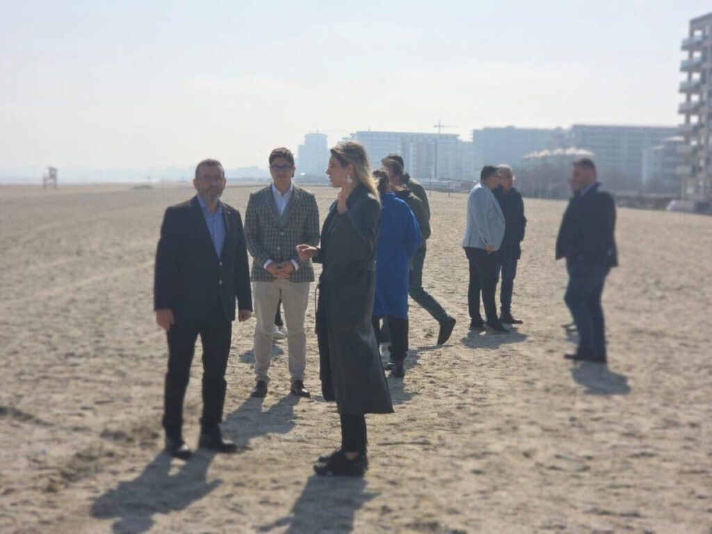 VIDEO PHOTO Minister of the Environment, control in Năvodari, on the beach where the town hall wants to build a parking lot / The company of an Environment Commissioner registered the piece of sand as "clay soil", the construction on the beach being illegal