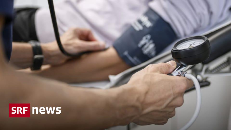 The Nationalrat is debating a SVP motion that seeks to relax doctors’ duty of confidentiality in the workplace. The aim is to reduce the length of absences due to illness or accidents. The proposal is controversial.