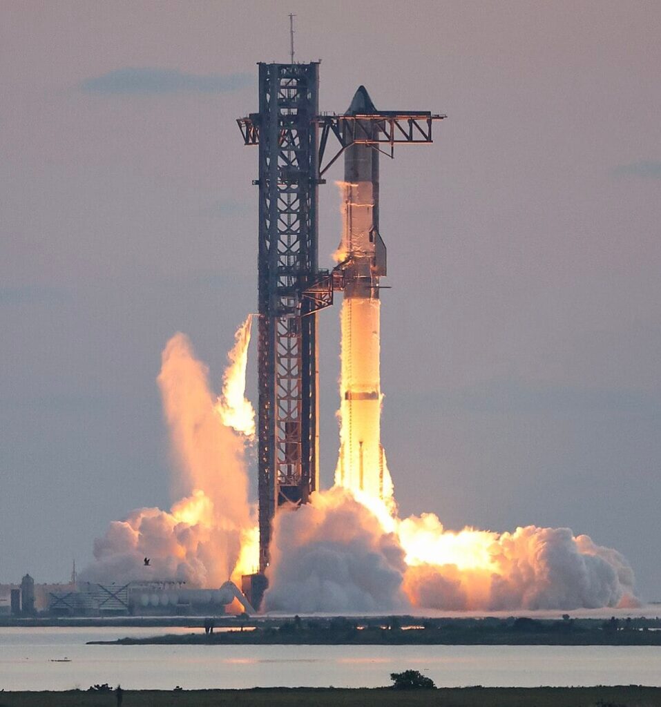 SpaceX Starship ignition during its launch on IFT-5 (Credit : Steve Jurvetson)