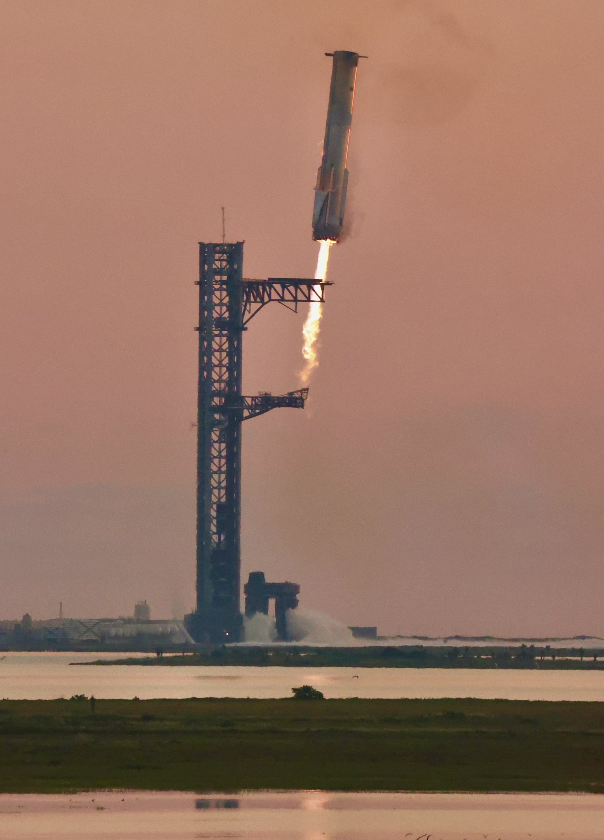 Super Heavy Booster 12 approaching the tower during Starship flight test 5 on October 13, 2024 (Credit : Steve Jurvetson)