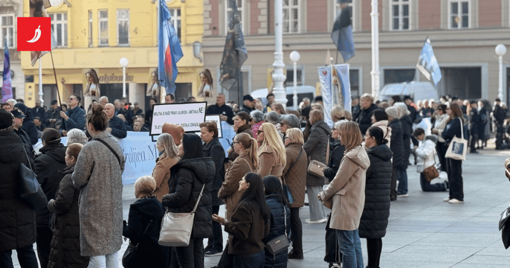 VIDEO AND PHOTO The Klečav residents were again on the square, and the women also knelt VIDEO AND PHOTO The Klečav residents were again on the square, and the women also knelt