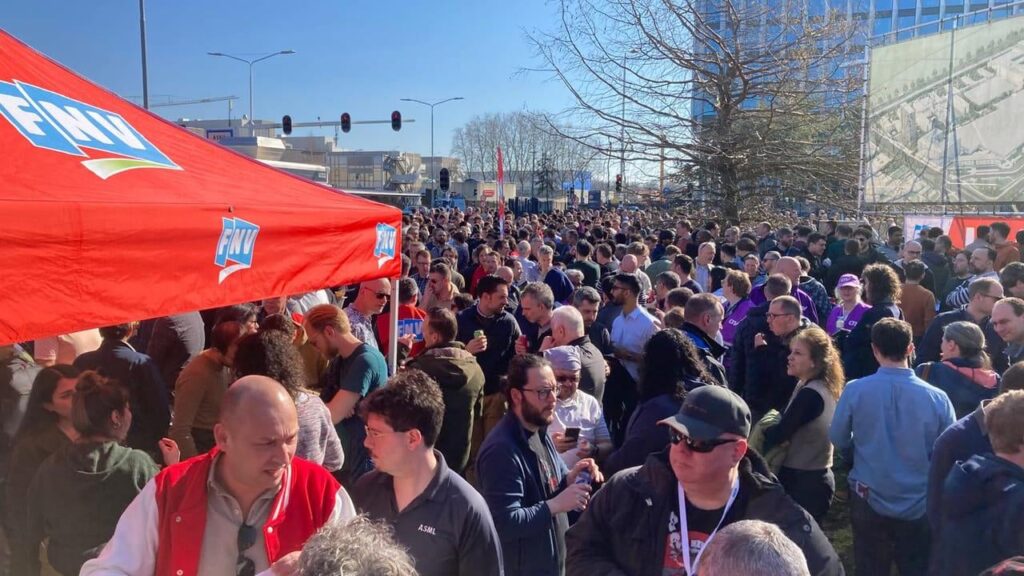 Over a thousand ASML employees walk out in protest against reorganization (news article in Dutch, in post -translation
