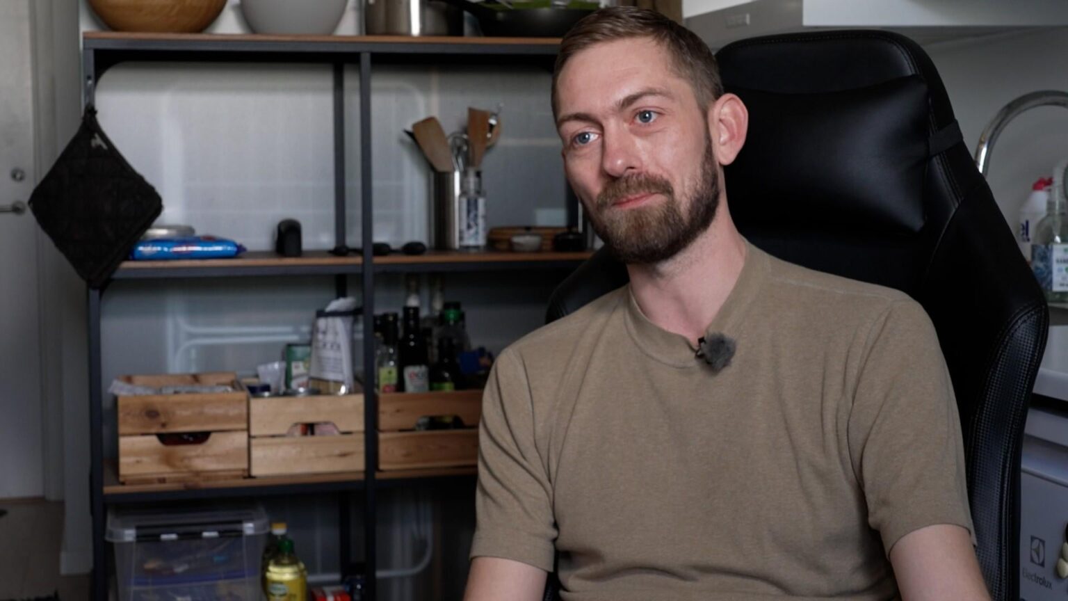 Young liberal lives in a shoe box: Has a big wish for the politicians