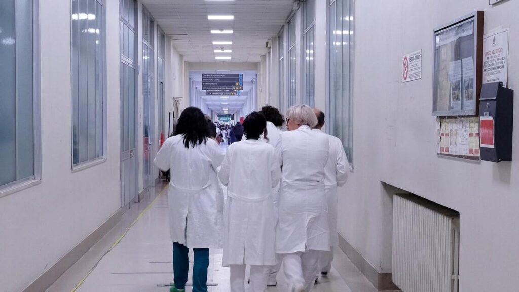 In Frosinone, a doctor in his seventies earned 35 thousand euros in a month, working 442 hours and covering approximately 36 12-hour shifts