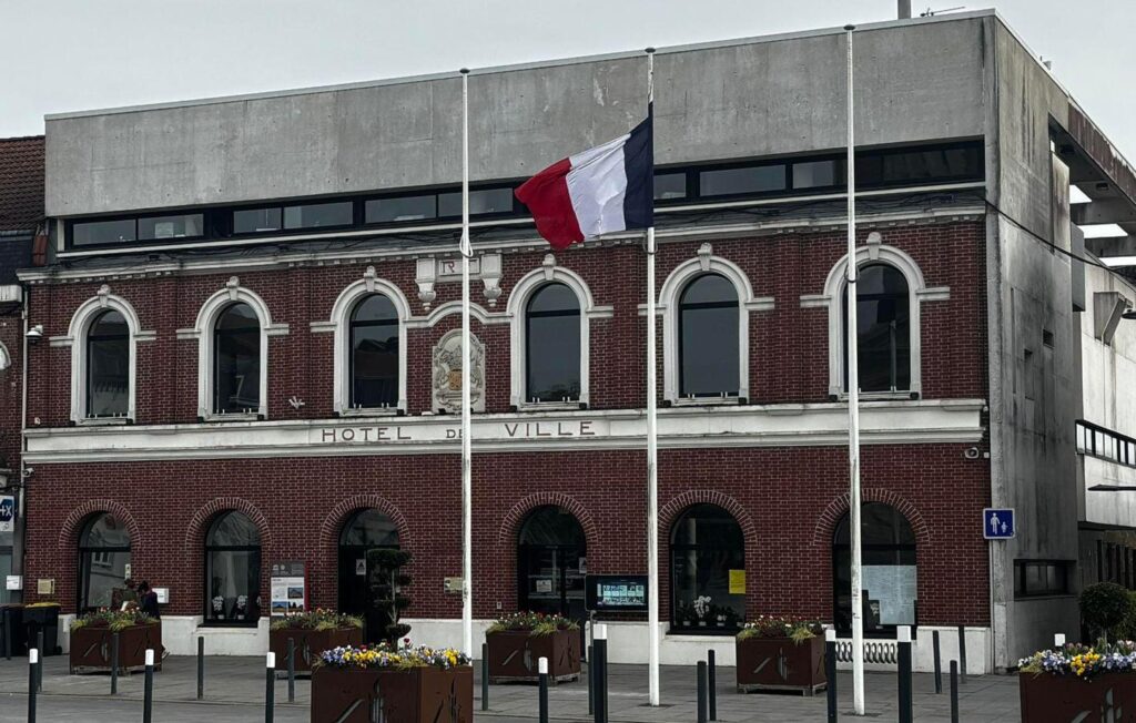 Municipal 2026: The flags of Europe and Ukraine disappear from a town hall passed to the RN
