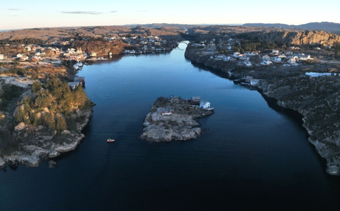 The strait in Telavåg. The inlet is divided by a small islet called Stekholmen