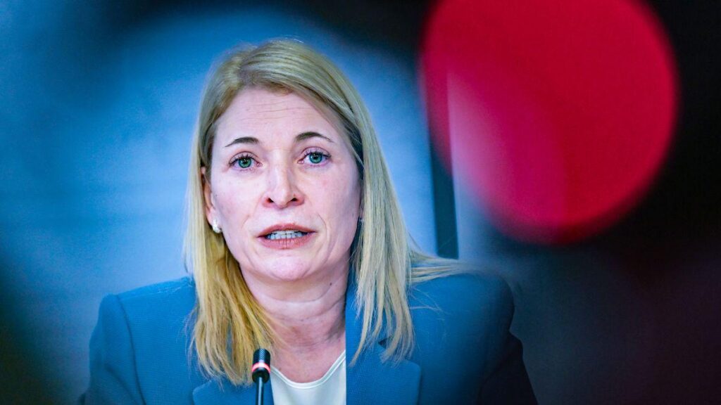 State-owned company - Deutsche Bahn board members collect millions despite billions in losses