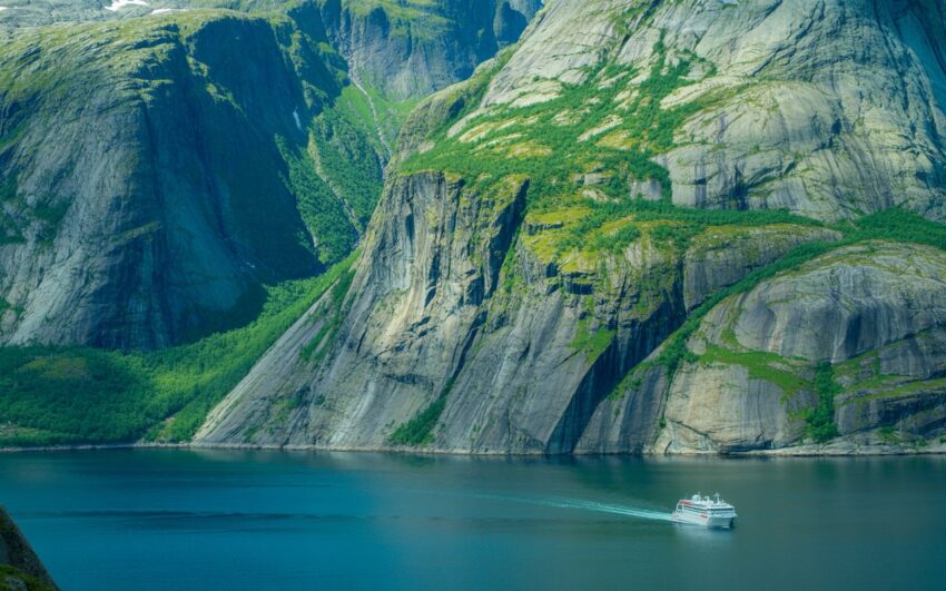 A-cinematic-panoramic-photograph-of-a-ma_uzx6pjedrqgcyp3bvdaixa_mvljxpydrs2962d9x1no8w_cover_sd - travel and tour world