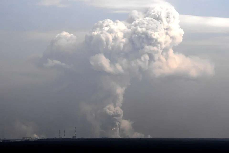 <span>This handout picture taken and released by Ukrainian Prime Minister press office on March 23, 2017 shows smoke billowing after a series of explosions that hit overnight a military ammunition depot near the city of Balakliya, in the Kharkiv province of eastern Ukraine. (Photo by HO / UKRAINIAN PRESIDENTIAL PRESS SERVICE / AFP)</span><div><span>HO</span><span>UKRAINIAN PRESIDENTIAL PRESS SERVICE</span></div>