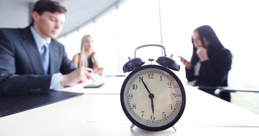 “At 5:50 p.m., they start to clean up their desks, at 6:01 p.m., there’s no one there! »: why young people no longer want to work like their elders “At 5:50 p.m., they start to clean up their desks, at 6:01 p.m., there’s no one there! »: why young people no longer want to work like their elders