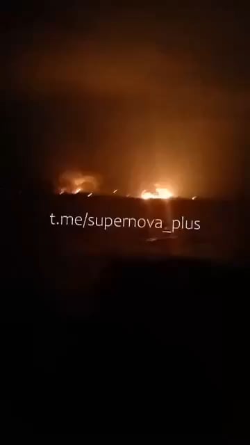 Footage recorded by a Russian civilian shows the massive Ukrainian attack on the Ust-Luga port infrastructure in the Leningrad Oblast on March 25th. You can also hear the incoming Ukrainian "Liutyi" UAVs on the video.