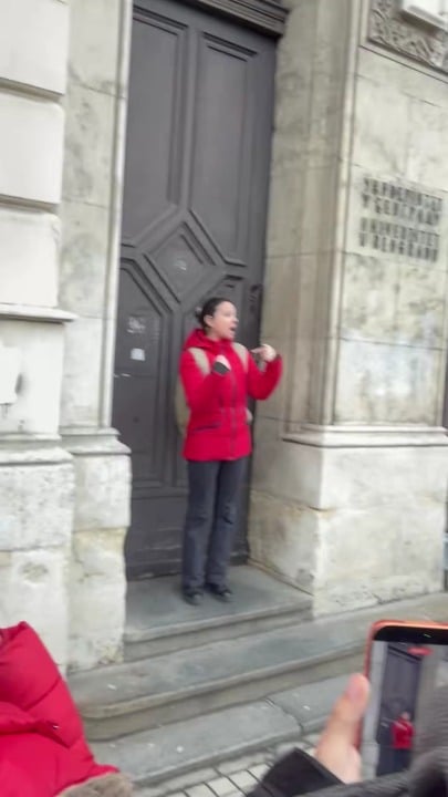 The girl's speech in front of the rectory about the current situation