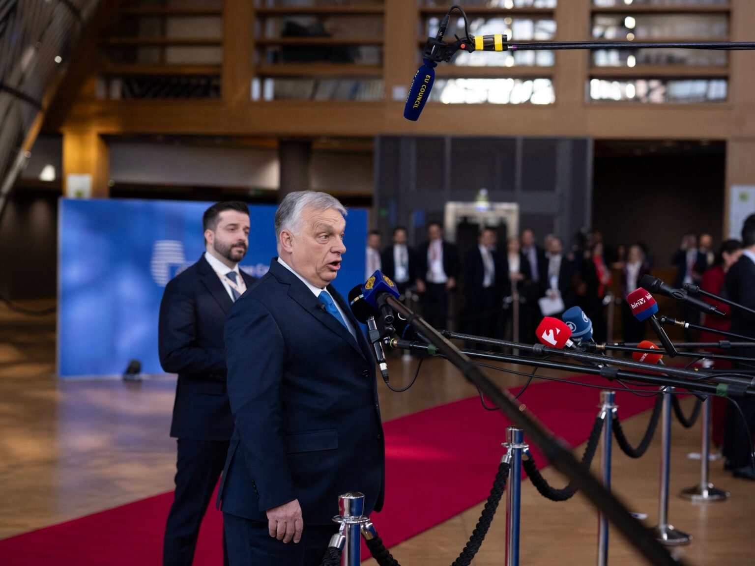 Hungary’s Orban continues to block Ukraine loan at EU summit | Russia-Ukraine war News Hungary’s Orban continues to block Ukraine loan at EU summit | Russia-Ukraine war News