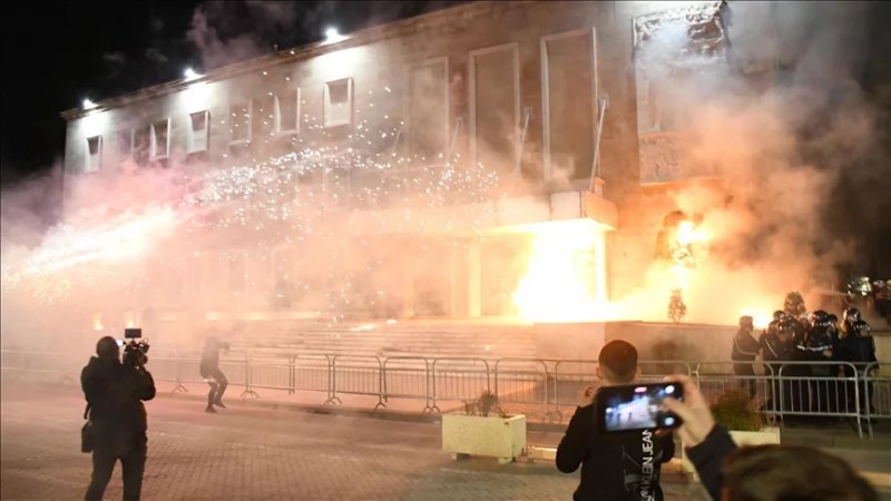 Albanian protesters hurl Molotov cocktails at PM’s office -VIDEO