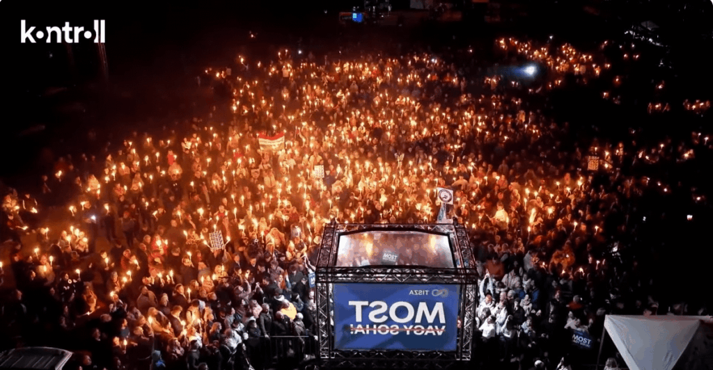 The people of Göd are pouring in