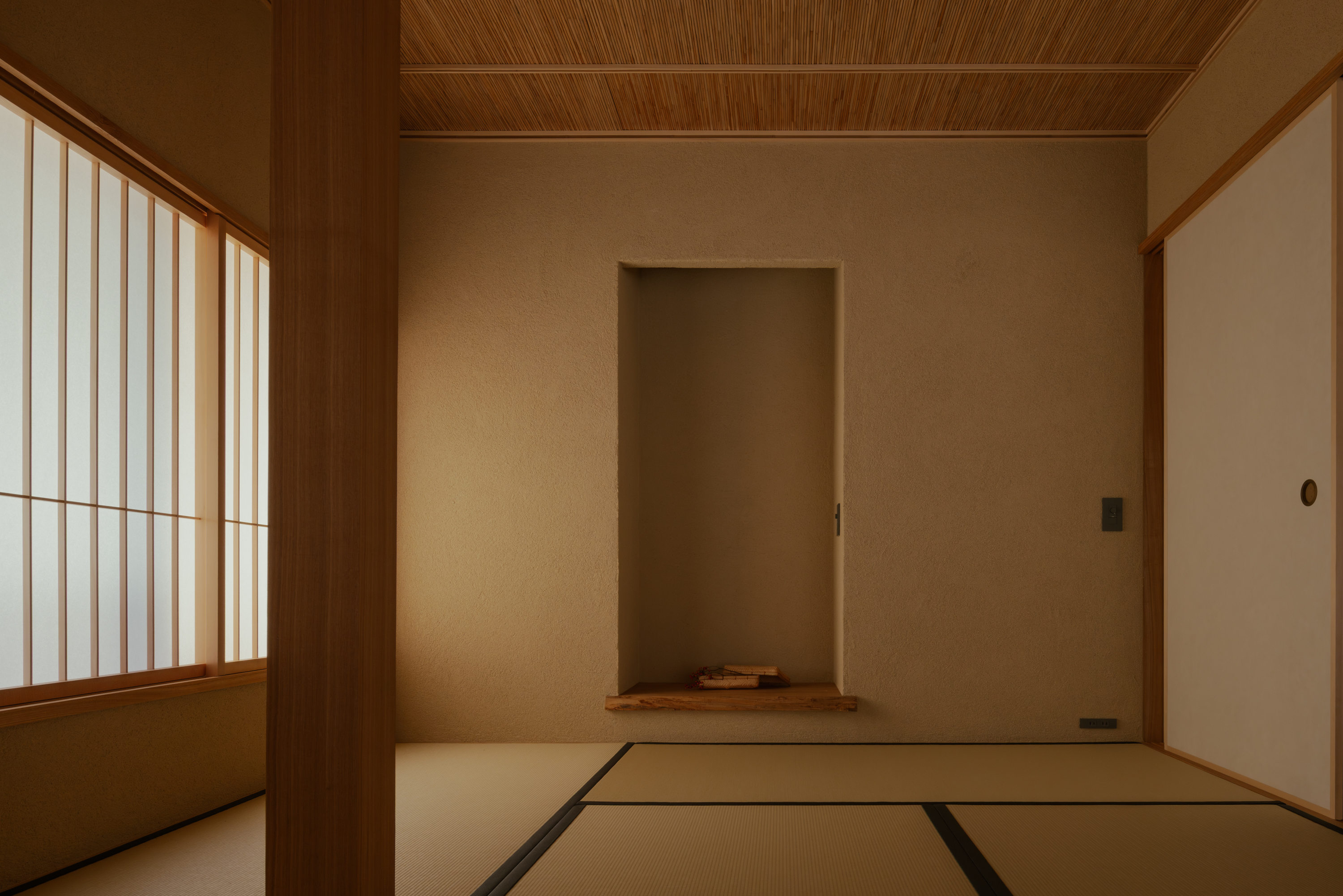 interior of House in Narutaki by kooo architects, a traditional Japanese house remastered for the 21st century with minimalism and earthy tones and natural materials that fit the historic Japanese style