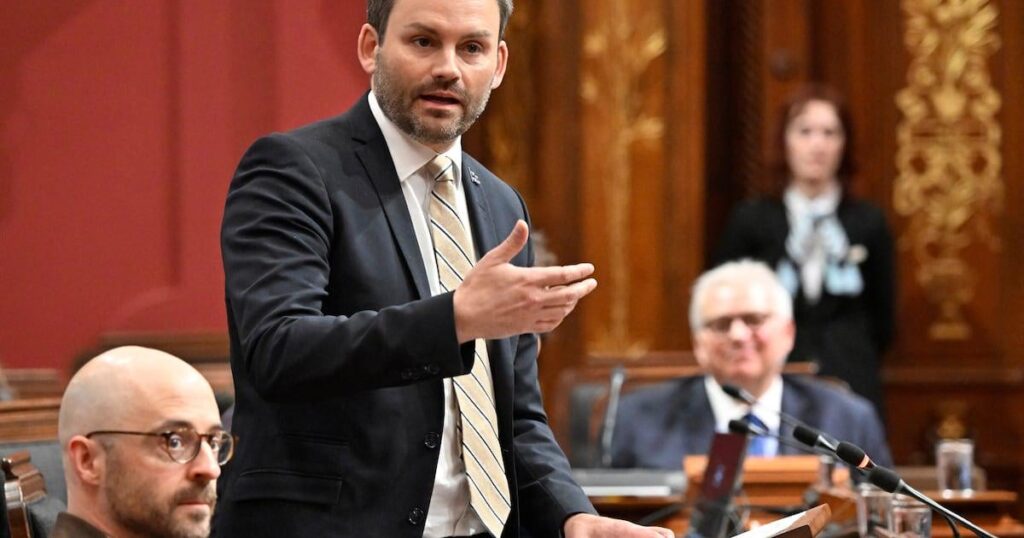 PQ leader under fire for saying an independent Quebec would cut federal public service jobs