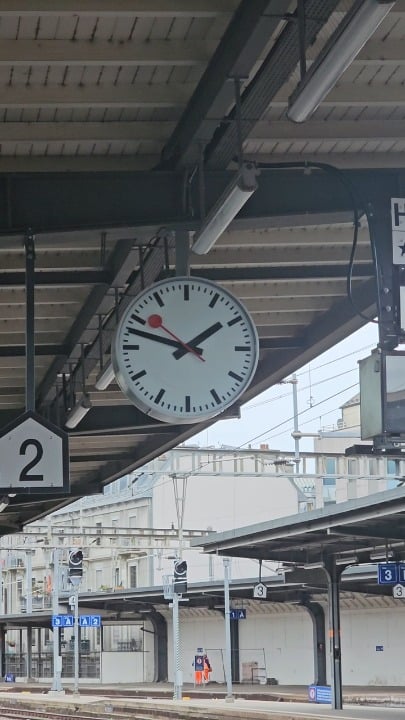 I feel like the "second" is moving slower at the exact minute on the clocks in gares. If so, how is this compansated, are other 59 seconds faster?