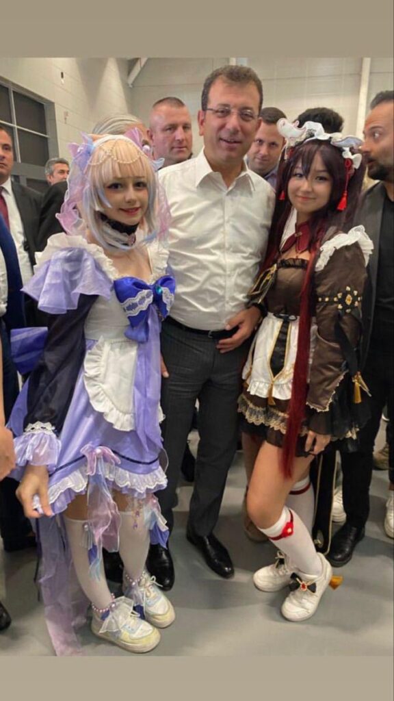 Please tell me we have something good. The question here is whether there are any pictures of politicians in fun situations...for example comic con.
