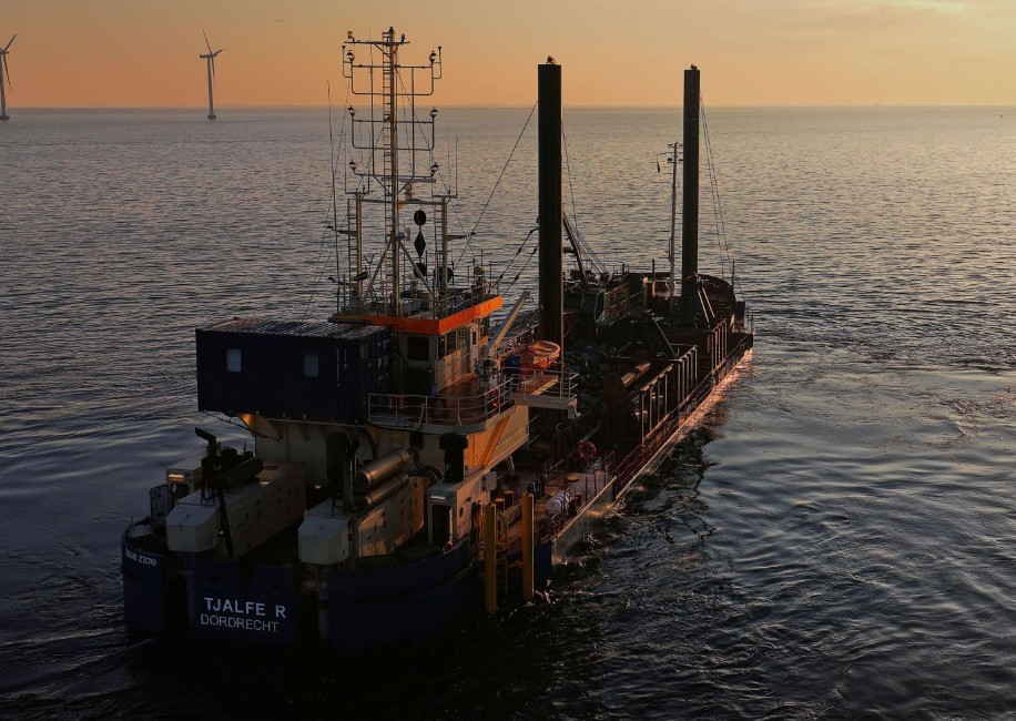 Grab dredger Tjalfe R completes work on rock reef in Denmark