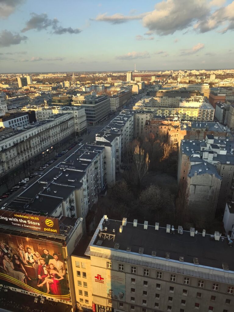 I saw a ruined building in Warsaw.