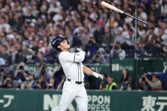 Kim Do-yeong flips his bat after belting a two-run home run against Japan at the Tokyo Dome in Tokyo on March 8. [NEWSIS]