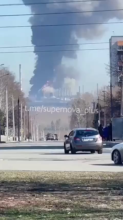 More footage of the huge fires at the Nizhnekamskneftekhim Taneko oil refinery in Russia.