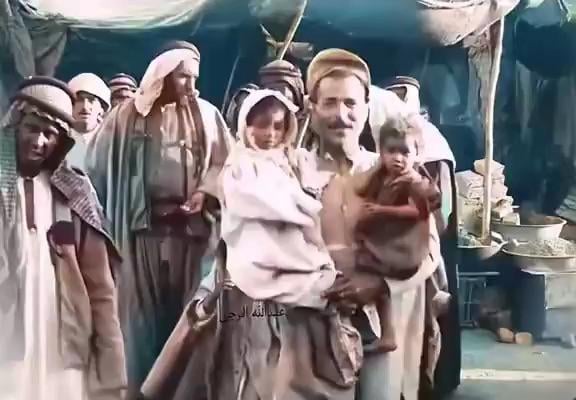 A video filmed in 1910 showing a traditional market in the western region of Saudi Arabia. Based on the architectural details, it appears to be Al-Suwayq in Yanbu Al-Nakhal about 115 years ago.