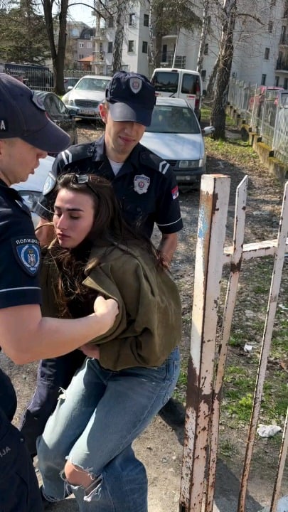 The police throw out Zlatko Kokanović's daughter, who came to see him before the trial