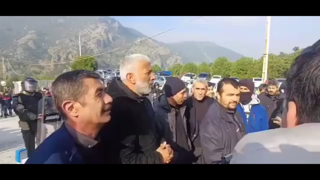 Polyak mine workers gave law enforcement until 15:00 to remove the barricade