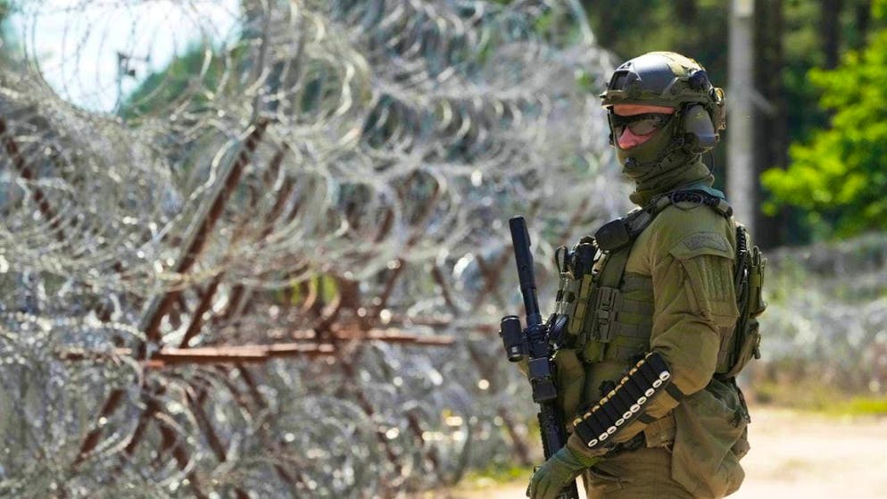 ARCHIVE - A Polish border guard stands during the visit of Federal Interior Minister Dobrindt in the village of Polowce-Pieszczatka on the Polish-Belarusian border. Photo: Czarek Sokolowski/AP/dpa
