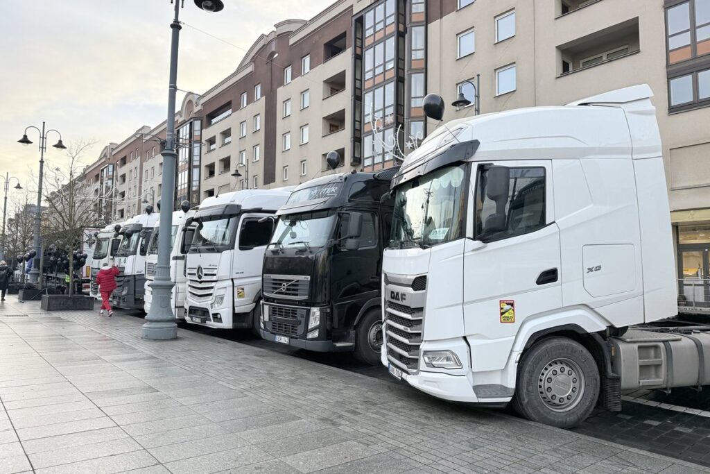 Thirty-three detained trucks return from Belarus to Lithuania Thirty-three detained trucks return from Belarus to Lithuania