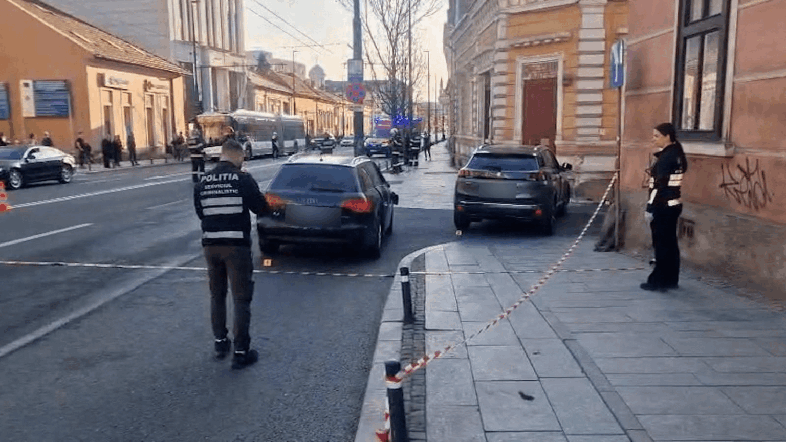 A 30-year-old woman from Cluj, dead after being crushed by a wall following an accident. The victim is on the sidewalk.