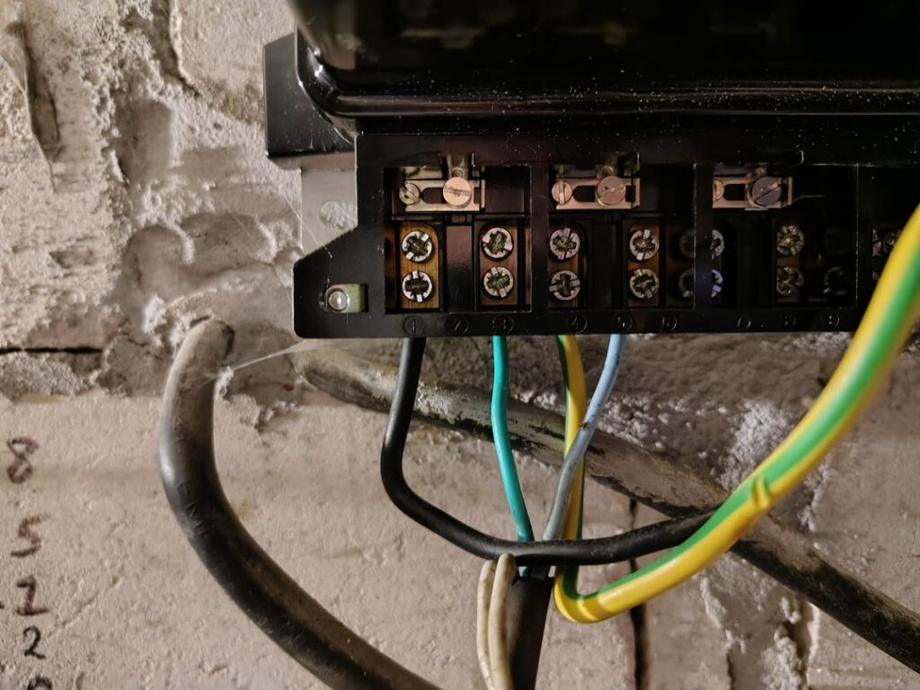 Maybe someone understands the electrical installation? Maybe someone understands the electrical installation?