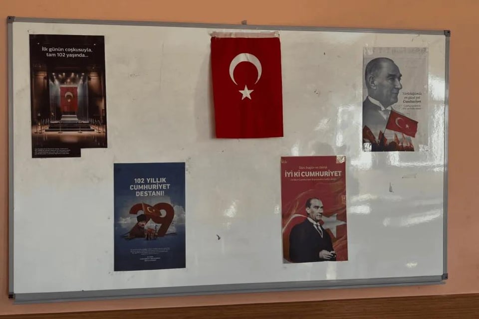 The teacher who made an Ataturk column was sentenced to exile: The Ataturk billboard was turned into a '3 Months' billboard.