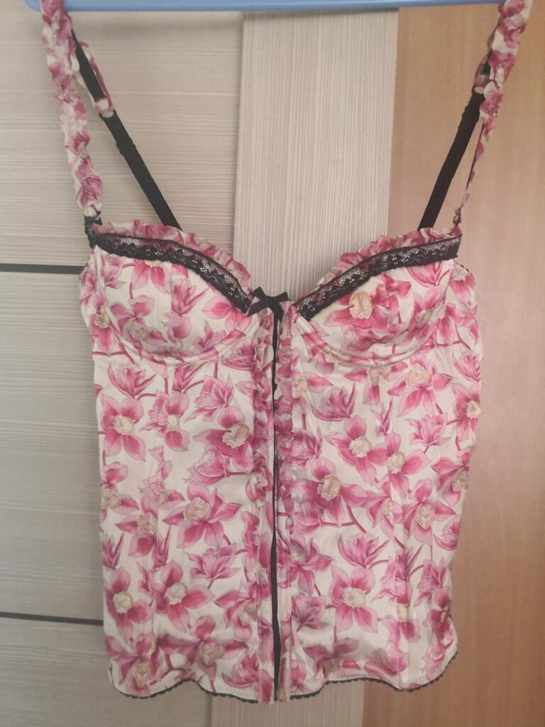 Archival D&G silk corset found at a local thrift. The quality and print are incredible for an early 2000s piece. Any other vintage collectors in the comunity?