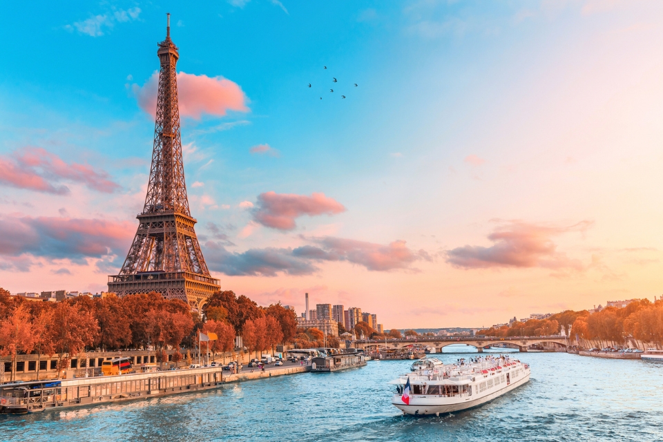 France Sets Tourism Record with 102M Visitors in 2025
