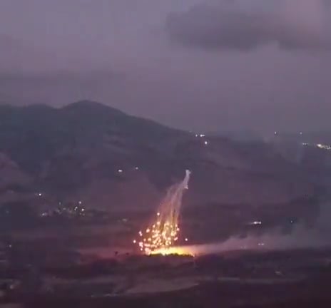 Israeli forces attacking the Lebanese town of Khiam with white phosphorus (15/03/26)