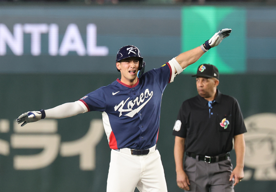 Shay Whitcomb does the "airplane" celebration after bagging a double against Australia in Korea's final pool game of the World Baseball Classic in Tokyo on March 9. [YONHAP]