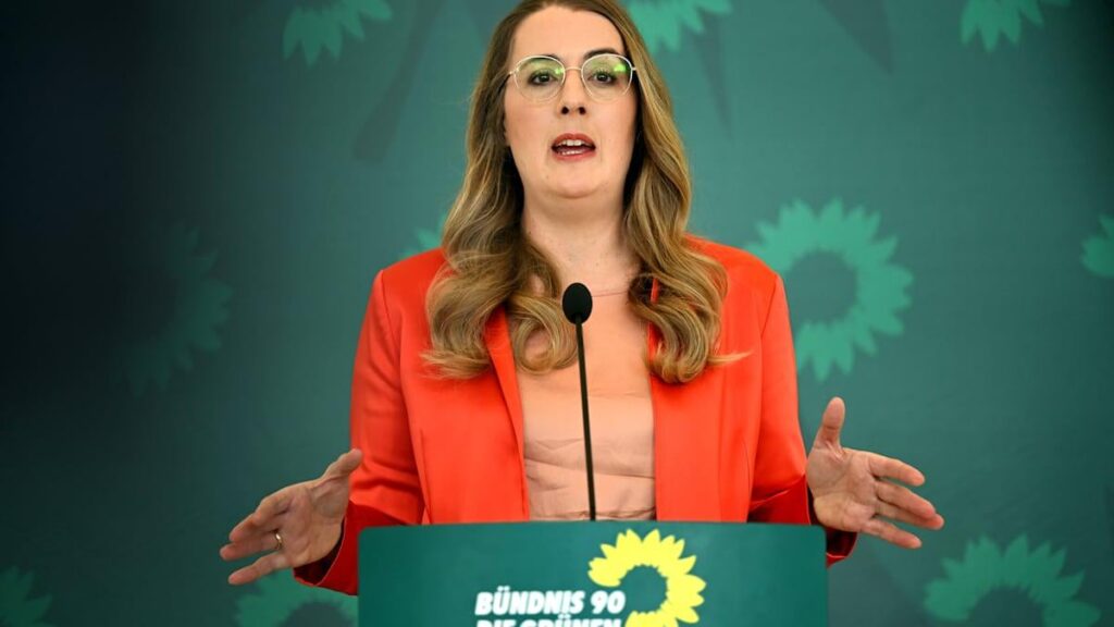 “Absolutely dishonest” Greens threaten government with constitutional complaint