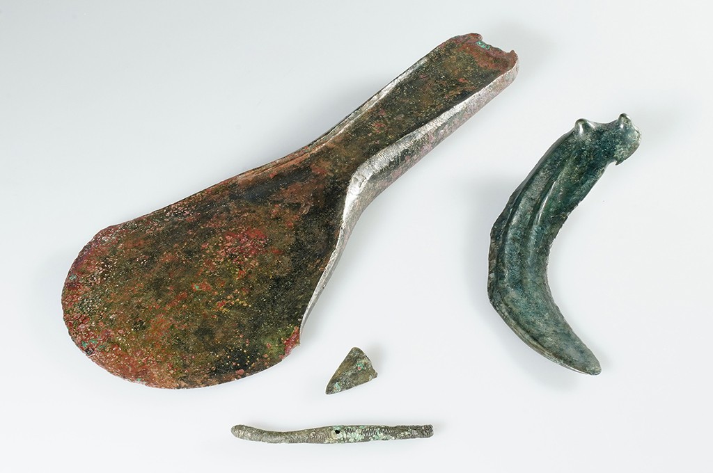 
Compilation of all known Bronze Age objects from Schlossfelsen: flanged axe, button-shaped sickle, pin, and fragment of an arrowhead. Credit: Nicole Gebhard - Archäologie Baselland