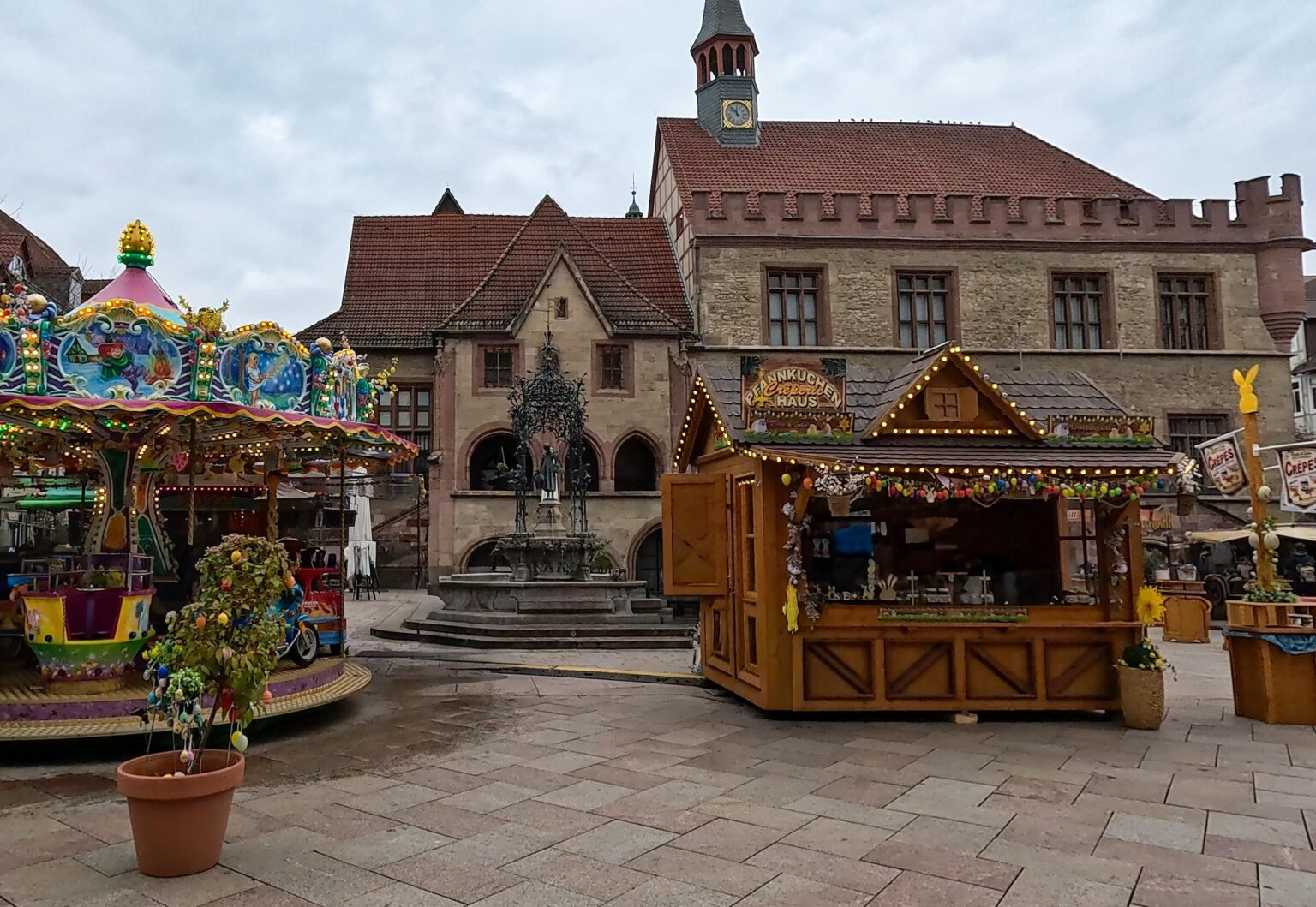 Everyone in Göttingen is enjoying their Sunday Rest... except for Gänseliesel. She’s still on the clock.