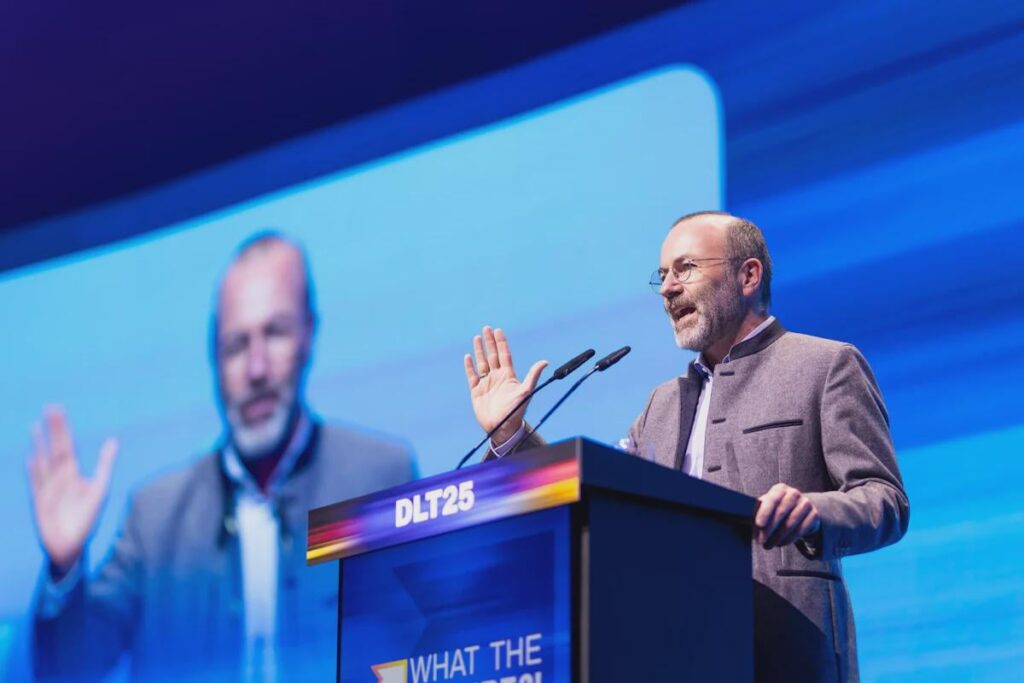 Internal chats prove cooperation from Weber's EVP with rights